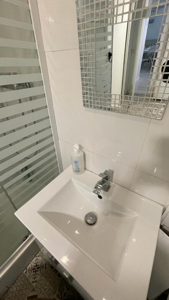 Cool Basement Studio In Hosts House With Private Terrace And Bbq 지주르메이어 외부 사진