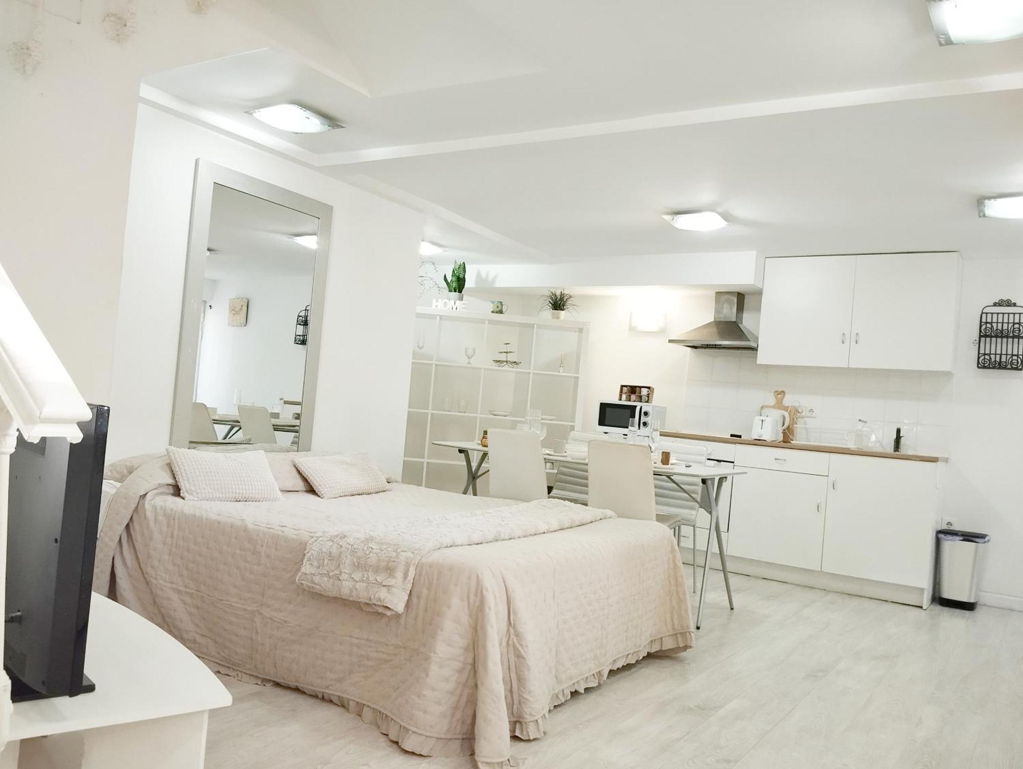 Cool Basement Studio In Hosts House With Private Terrace And Bbq 지주르메이어 외부 사진