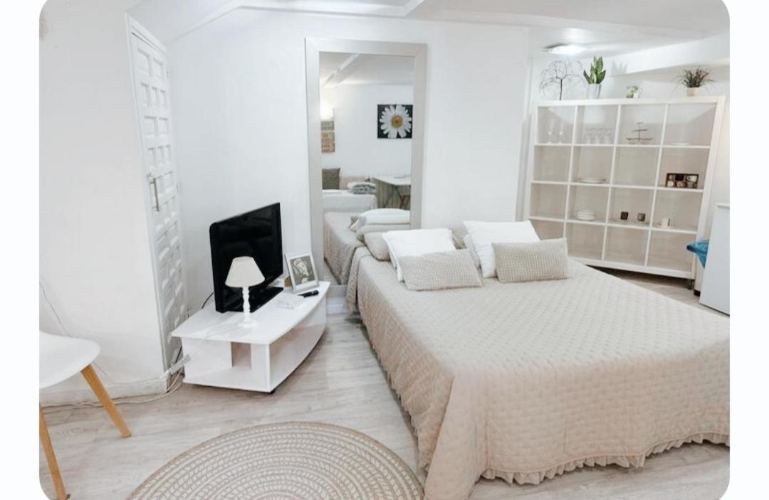 Cool Basement Studio In Hosts House With Private Terrace And Bbq 지주르메이어 외부 사진