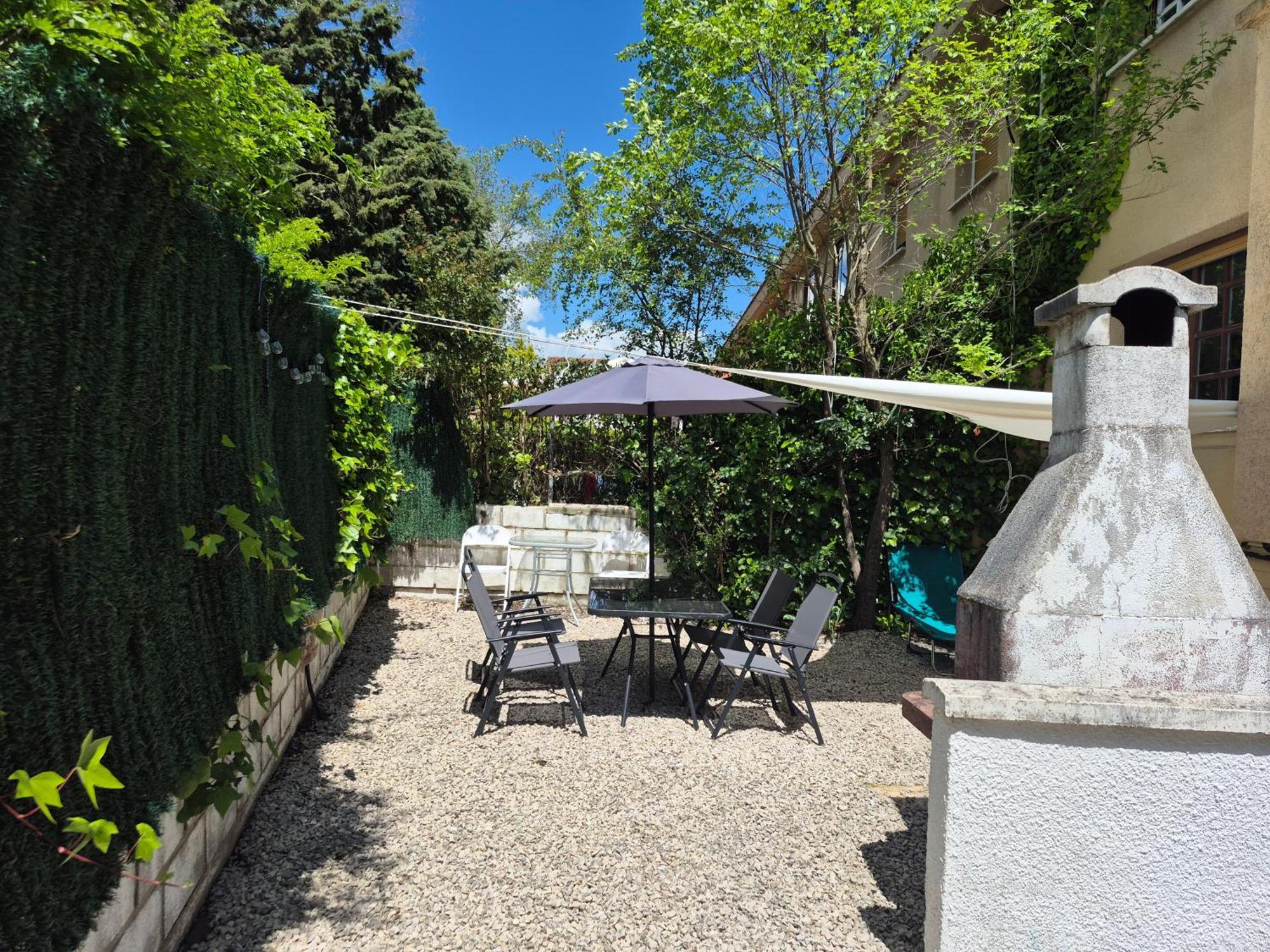 Cool Basement Studio In Hosts House With Private Terrace And Bbq 지주르메이어 외부 사진