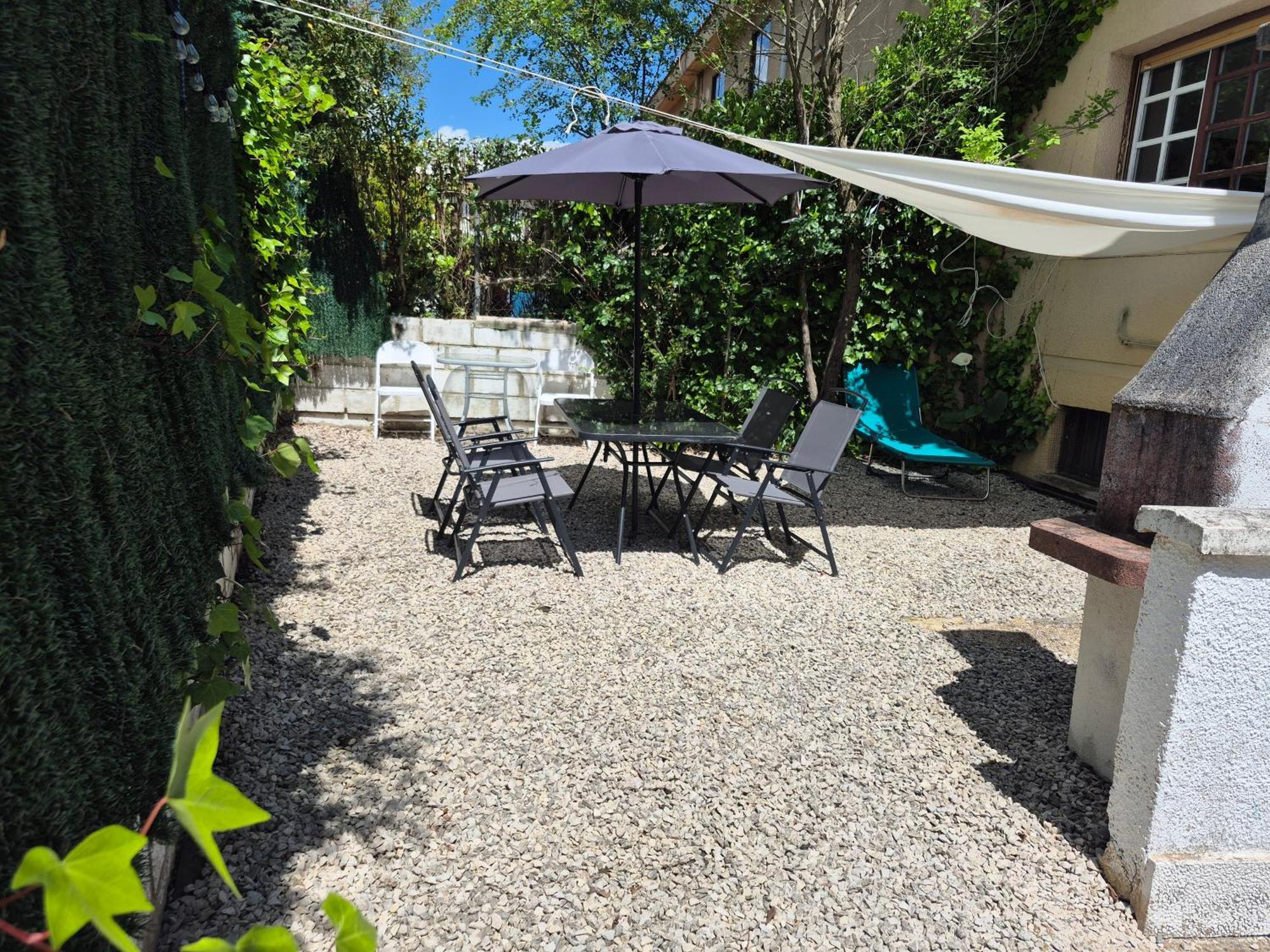 Cool Basement Studio In Hosts House With Private Terrace And Bbq 지주르메이어 객실 사진