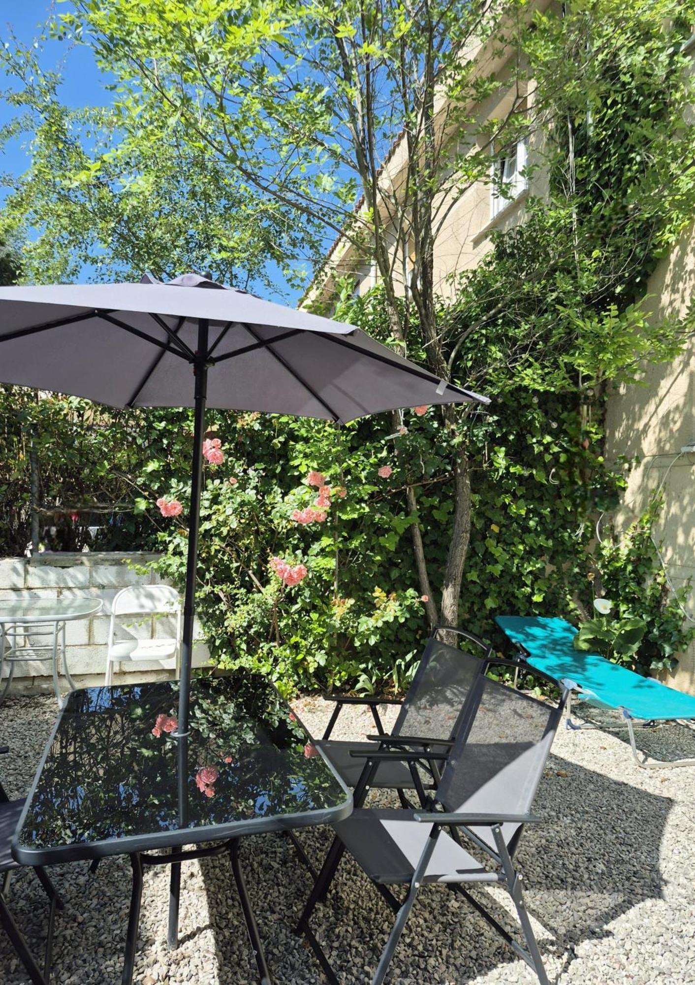 Cool Basement Studio In Hosts House With Private Terrace And Bbq 지주르메이어 외부 사진